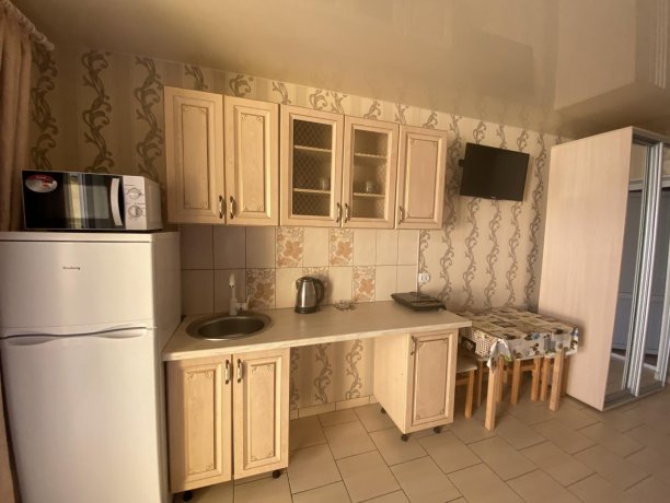 Семейный-люкс №31 однокомнатный, база отдыха «Гостиный двор», Кирилловка. Фото 4