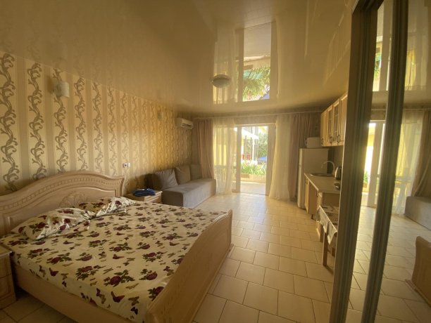 Семейный-люкс №31 однокомнатный, база отдыха «Гостиный двор», Кирилловка. Фото 5