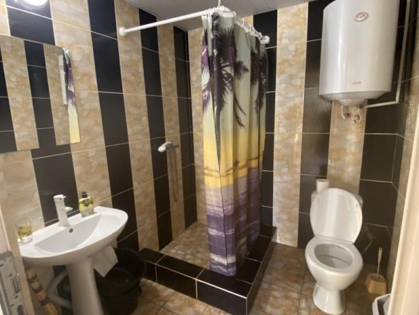 Семейный-люкс №31 однокомнатный, база отдыха «Гостиный двор», Кирилловка. Фото 6