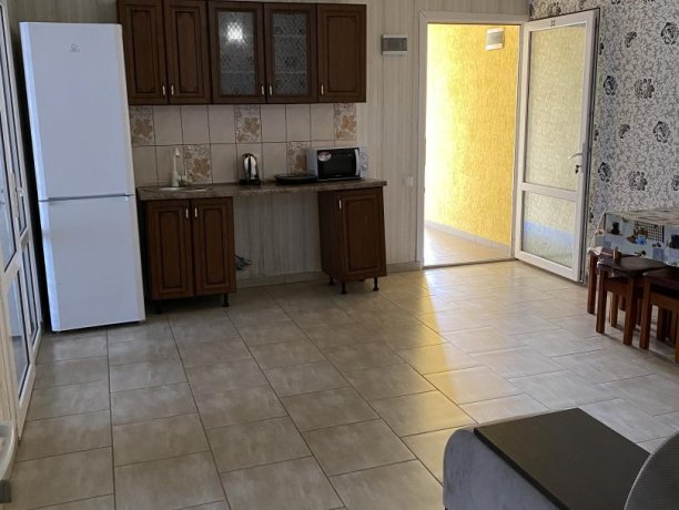 Люкс №32 (3 ком.) трехкомнатный, база отдыха «Гостиный двор», Кирилловка. Фото 1