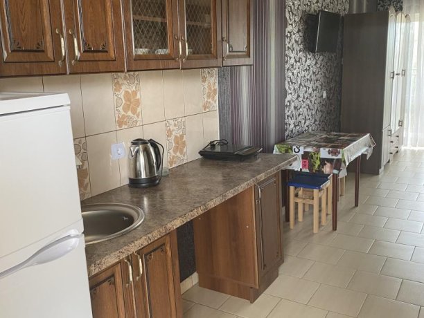 Семейный-люкс №33 однокомнатный, база отдыха «Гостиный двор», Кирилловка. Фото 1