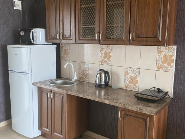 Семейный-люкс №33 однокомнатный, база отдыха «Гостиный двор», Кирилловка. Фото 2