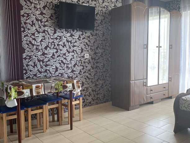 Семейный-люкс №33 однокомнатный, база отдыха «Гостиный двор», Кирилловка. Фото 3