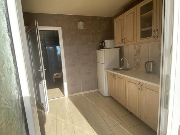 Люкс №34 (3 ком.) трехкомнатный, база отдыха «Гостиный двор», Кирилловка. Фото 1