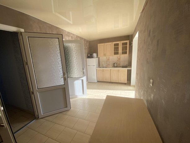 Люкс №34 (3 ком.) трехкомнатный, база отдыха «Гостиный двор», Кирилловка. Фото 2