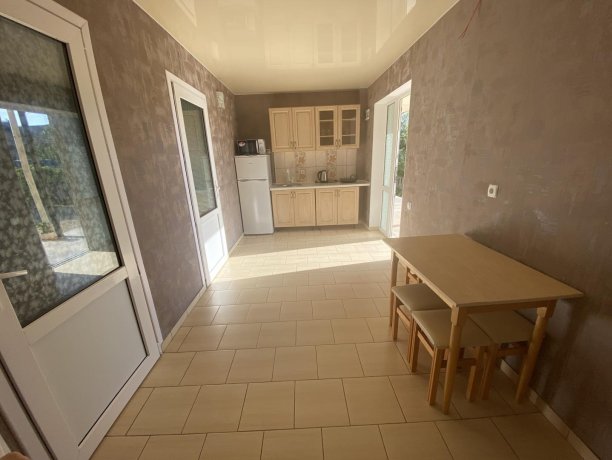 Люкс №34 (3 ком.) трехкомнатный, база отдыха «Гостиный двор», Кирилловка. Фото 3