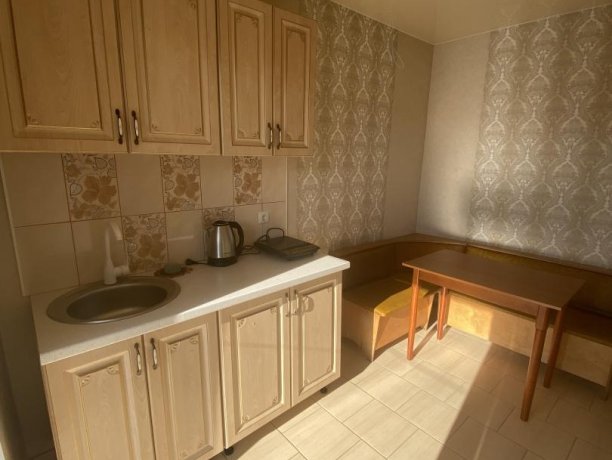 Люкс №35 (2 ком.) двухкомнатный, база отдыха «Гостиный двор», Кирилловка. Фото 1