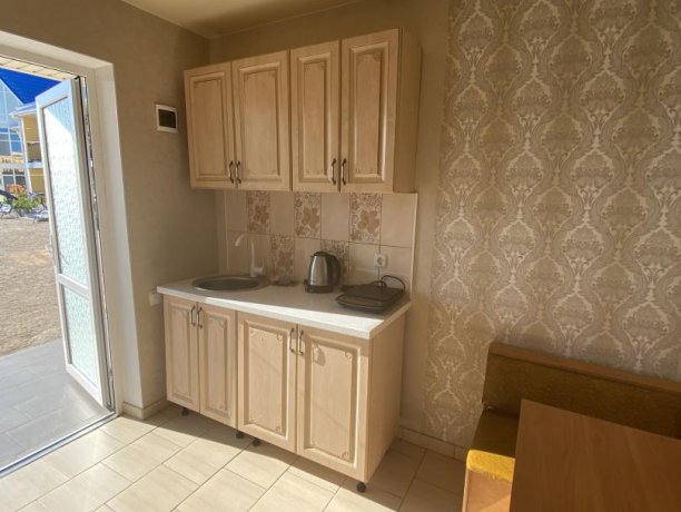 Люкс №35 (2 ком.) двухкомнатный, база отдыха «Гостиный двор», Кирилловка. Фото 3