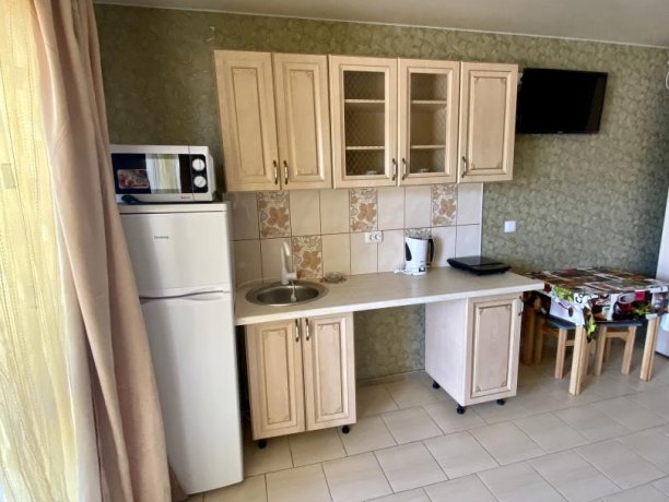 Семейный-люкс №36 однокомнатный, база отдыха «Гостиный двор», Кирилловка. Фото 1