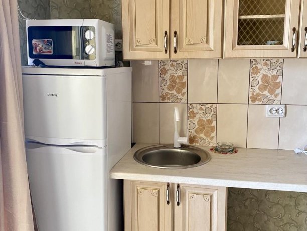 Семейный-люкс №36 однокомнатный, база отдыха «Гостиный двор», Кирилловка. Фото 2