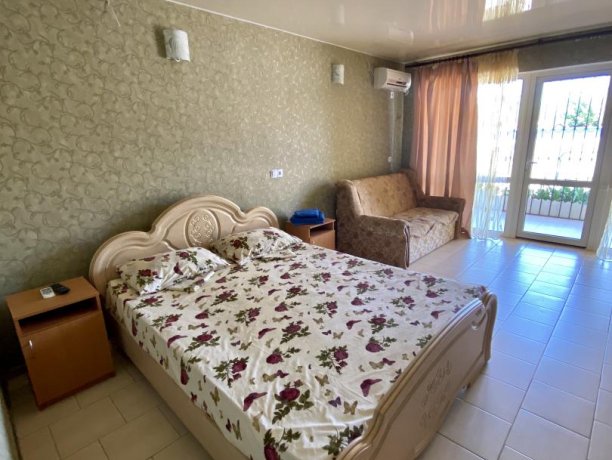 Семейный-люкс №36 однокомнатный, база отдыха «Гостиный двор», Кирилловка. Фото 5