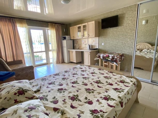 Семейный-люкс №36 однокомнатный, база отдыха «Гостиный двор», Кирилловка. Фото 6