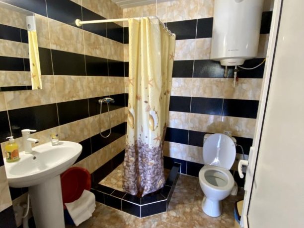 Семейный-люкс №36 однокомнатный, база отдыха «Гостиный двор», Кирилловка. Фото 7