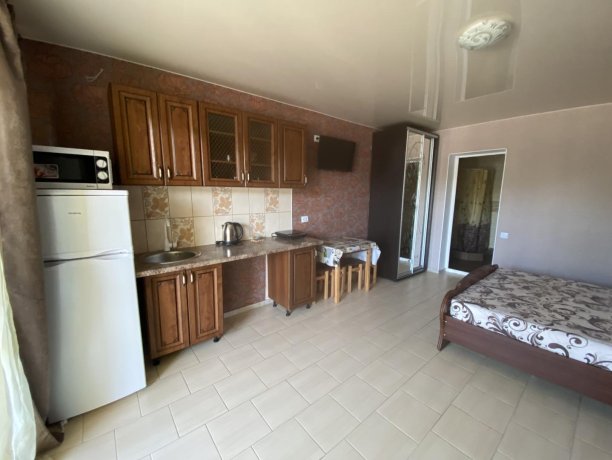 Семейный-люкс №37 однокомнатный, база отдыха «Гостиный двор», Кирилловка. Фото 2