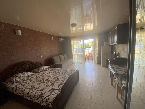 Семейный-люкс №37 однокомнатный, база отдыха «Гостиный двор», Кирилловка. Фото 3