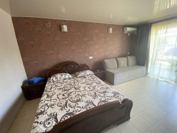 Семейный-люкс №37 однокомнатный, база отдыха «Гостиный двор», Кирилловка. Фото 4