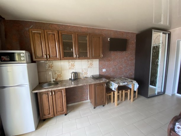 Семейный-люкс №37 однокомнатный, база отдыха «Гостиный двор», Кирилловка. Фото 5