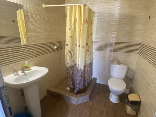 Семейный-люкс №37 однокомнатный, база отдыха «Гостиный двор», Кирилловка. Фото 7