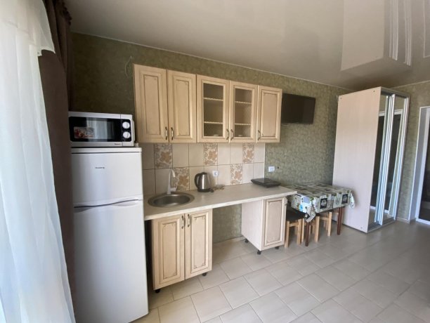 Семейный-люкс №38 однокомнатный, база отдыха «Гостиный двор», Кирилловка. Фото 2