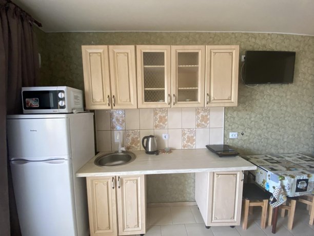 Семейный-люкс №38 однокомнатный, база отдыха «Гостиный двор», Кирилловка. Фото 3