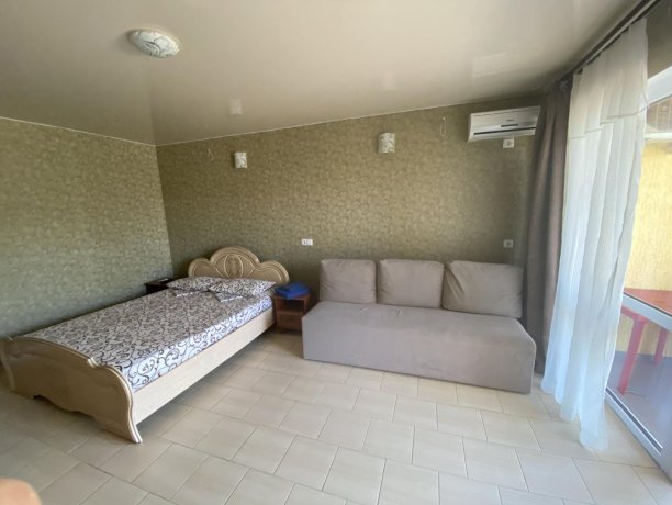 Семейный-люкс №38 однокомнатный, база отдыха «Гостиный двор», Кирилловка. Фото 5