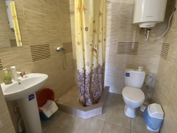 Семейный-люкс №38 однокомнатный, база отдыха «Гостиный двор», Кирилловка. Фото 6