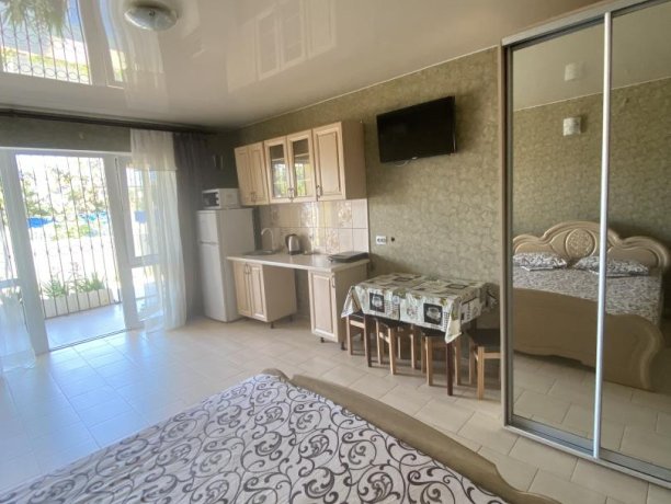 Семейный-люкс №39 однокомнатный, база отдыха «Гостиный двор», Кирилловка. Фото 1