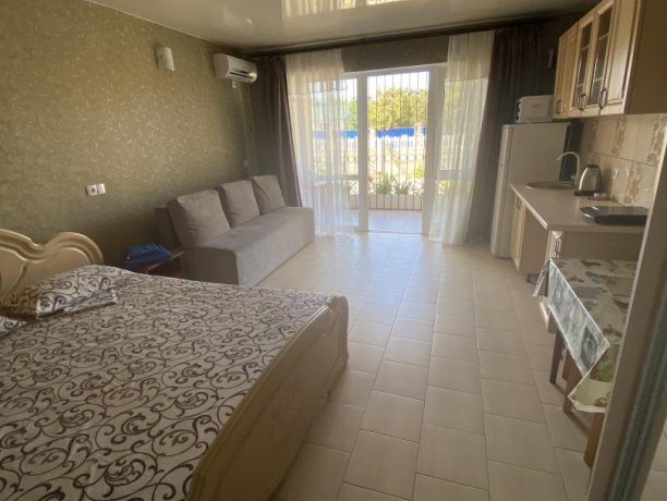 Семейный-люкс №39 однокомнатный, база отдыха «Гостиный двор», Кирилловка. Фото 2