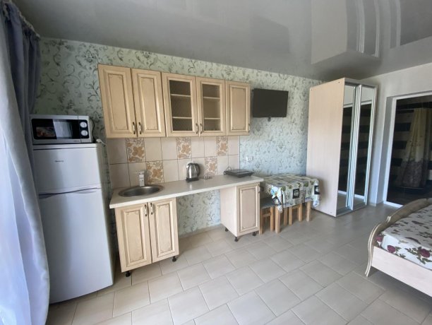 Семейный-люкс №39 однокомнатный, база отдыха «Гостиный двор», Кирилловка. Фото 4