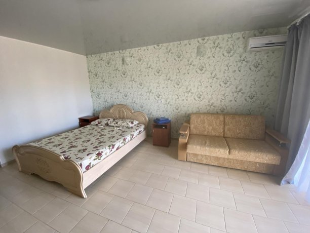 Семейный-люкс №39 однокомнатный, база отдыха «Гостиный двор», Кирилловка. Фото 7