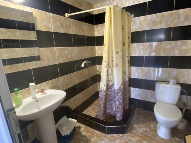 Семейный-люкс №39 однокомнатный, база отдыха «Гостиный двор», Кирилловка. Фото 8