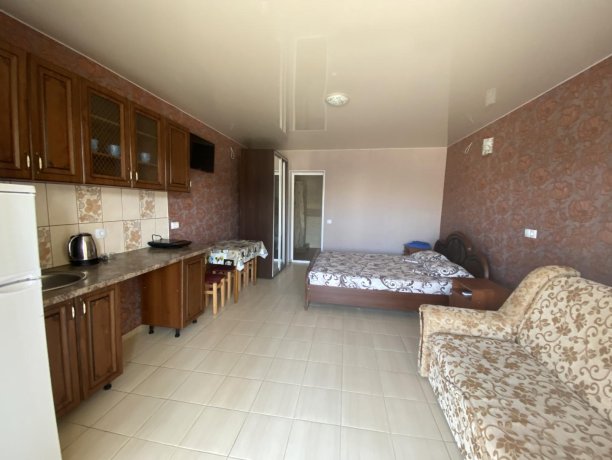 Семейный-люкс №40 однокомнатный, база отдыха «Гостиный двор», Кирилловка. Фото 1