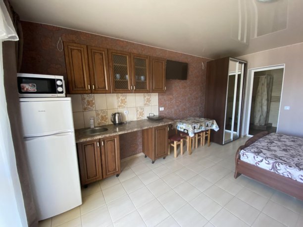 Семейный-люкс №40 однокомнатный, база отдыха «Гостиный двор», Кирилловка. Фото 2