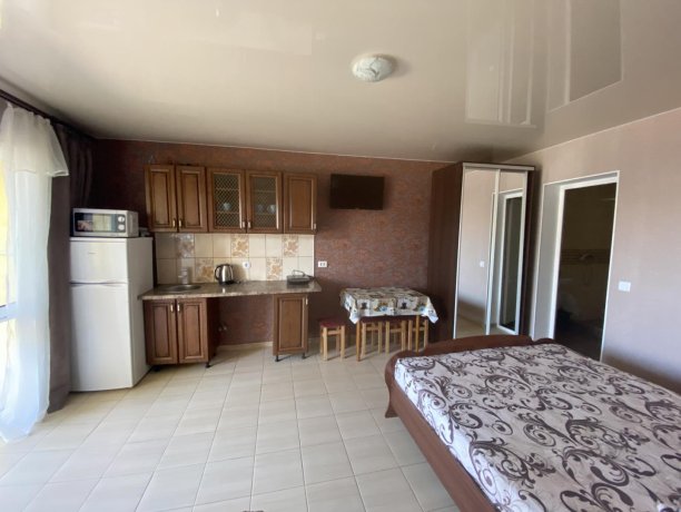 Семейный-люкс №40 однокомнатный, база отдыха «Гостиный двор», Кирилловка. Фото 3