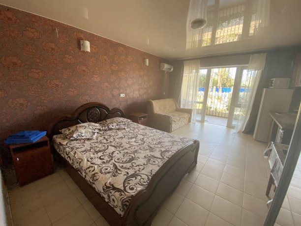 Семейный-люкс №40 однокомнатный, база отдыха «Гостиный двор», Кирилловка. Фото 4