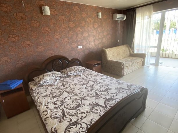 Семейный-люкс №40 однокомнатный, база отдыха «Гостиный двор», Кирилловка. Фото 5