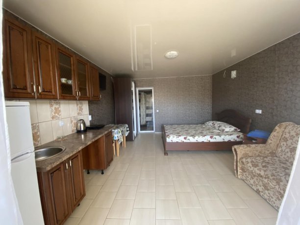 Семейный-люкс №41 однокомнатный, база отдыха «Гостиный двор», Кирилловка. Фото 1