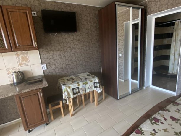 Семейный-люкс №41 однокомнатный, база отдыха «Гостиный двор», Кирилловка. Фото 4