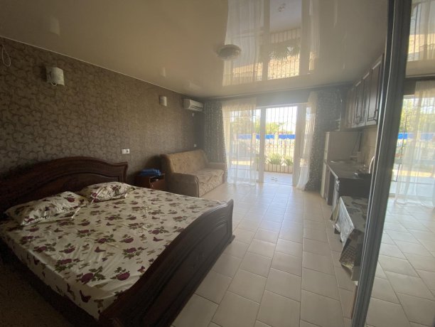 Семейный-люкс №41 однокомнатный, база отдыха «Гостиный двор», Кирилловка. Фото 5