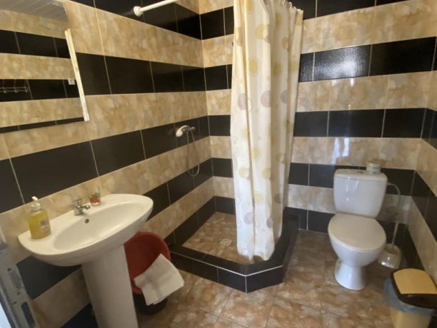 Семейный-люкс №41 однокомнатный, база отдыха «Гостиный двор», Кирилловка. Фото 6