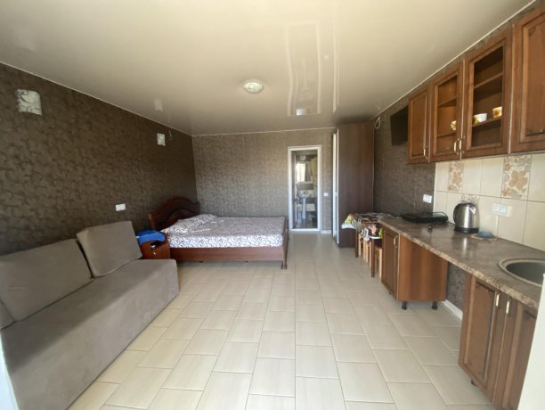 Семейный-люкс №42 однокомнатный, база отдыха «Гостиный двор», Кирилловка. Фото 1