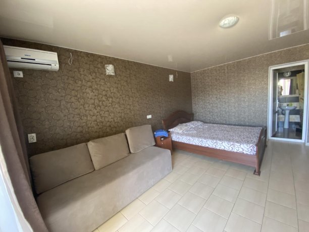 Семейный-люкс №42 однокомнатный, база отдыха «Гостиный двор», Кирилловка. Фото 2