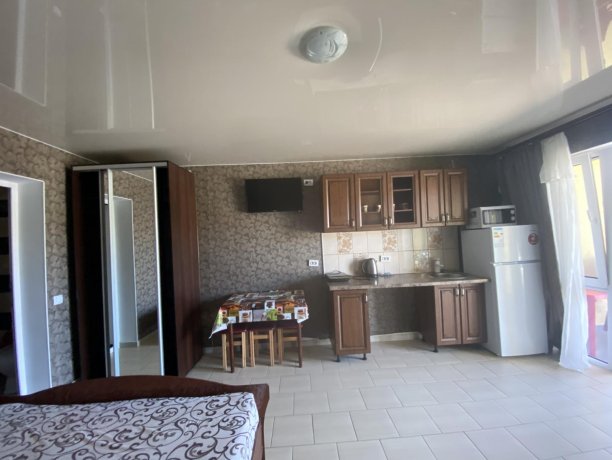 Семейный-люкс №42 однокомнатный, база отдыха «Гостиный двор», Кирилловка. Фото 3