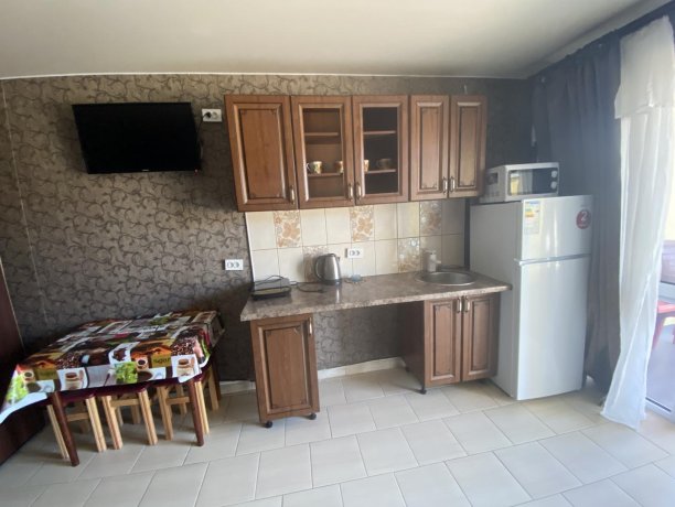 Семейный-люкс №42 однокомнатный, база отдыха «Гостиный двор», Кирилловка. Фото 4