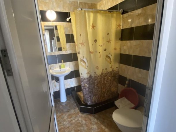 Семейный-люкс №42 однокомнатный, база отдыха «Гостиный двор», Кирилловка. Фото 6