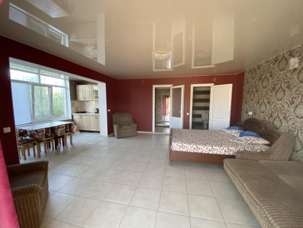 Люкс №43 (2 ком.) двухкомнатный, база отдыха «Гостиный двор», Кирилловка. Фото 1