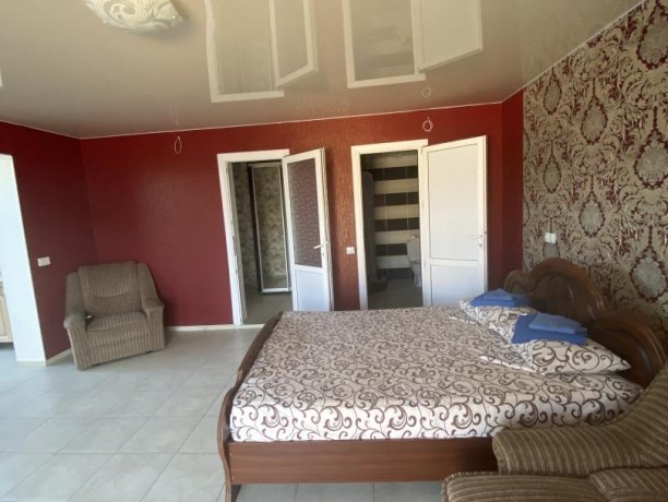 Люкс №43 (2 ком.) двухкомнатный, база отдыха «Гостиный двор», Кирилловка. Фото 5