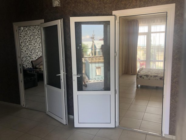 Люкс №45 (3 ком.) трехкомнатный, база отдыха «Гостиный двор», Кирилловка. Фото 1