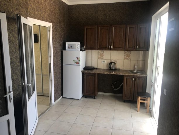 Люкс №45 (3 ком.) трехкомнатный, база отдыха «Гостиный двор», Кирилловка. Фото 3