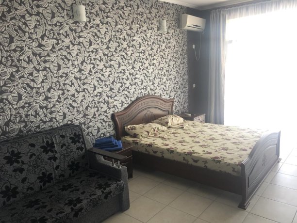 Люкс №45 (3 ком.) трехкомнатный, база отдыха «Гостиный двор», Кирилловка. Фото 4